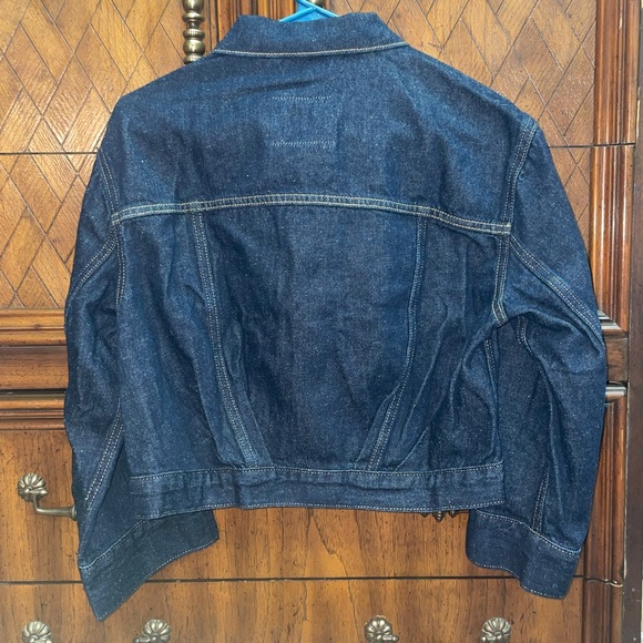 Dark wash Levi’s cropped jean jacket💎 - Picture 4 of 10